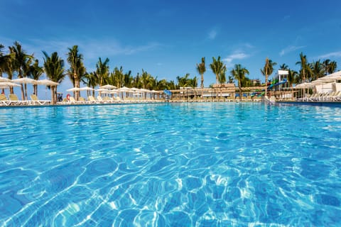 5 outdoor pools, pool umbrellas, sun loungers