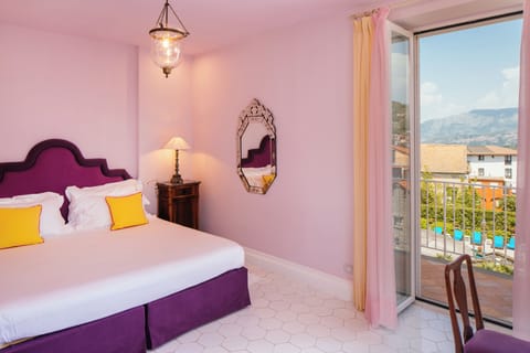 Junior Suite | Minibar, in-room safe, individually decorated, individually furnished