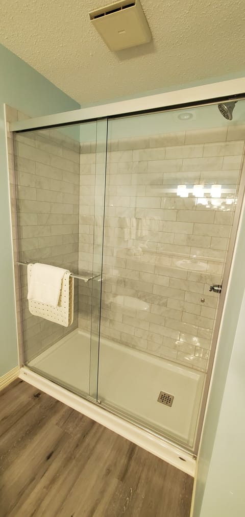 Deluxe Room, 1 King Bed, Ground Floor | Bathroom | Hair dryer, towels