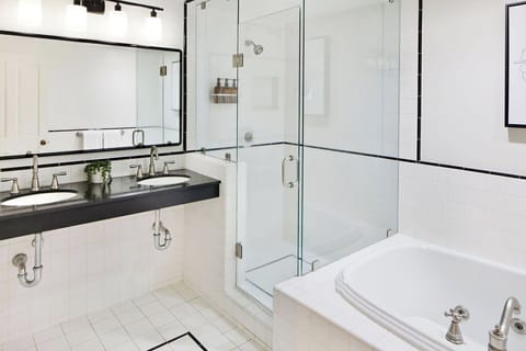 Deluxe King | Bathroom | Free toiletries, hair dryer, bathrobes, slippers