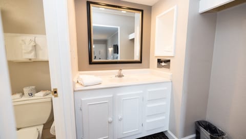 Combined shower/tub, free toiletries, towels