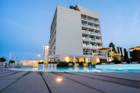Seasonal outdoor pool, pool umbrellas, sun loungers