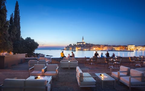 3 bars/lounges, poolside bar