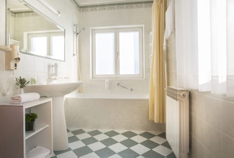 Deluxe Suite Rovigno | Bathroom | Free toiletries, hair dryer, towels