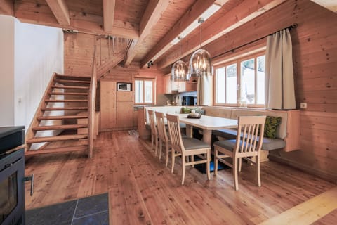 Full-size fridge, microwave, oven, stovetop