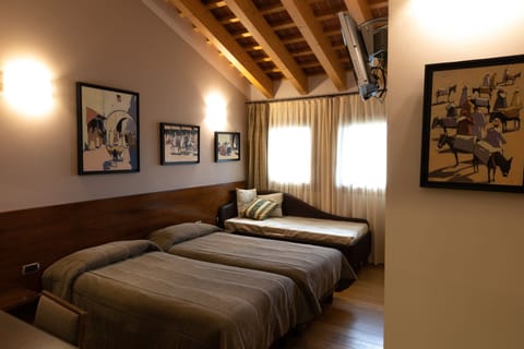 Triple Room | Minibar, desk, soundproofing, free WiFi