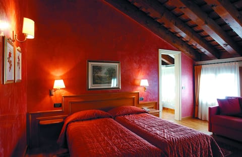 Minibar, desk, soundproofing, free WiFi