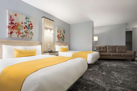 Premium bedding, desk, iron/ironing board, WiFi (free)