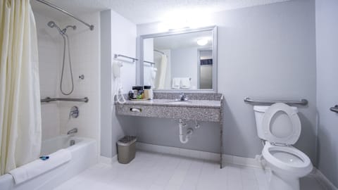 Combined shower/tub, free toiletries, hair dryer, towels