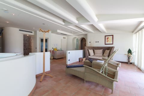 Sauna, hot tub, Turkish bath, body treatments, body wraps, body scrubs