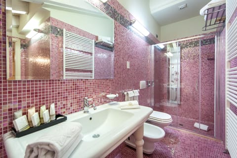 Double Room Single Use, Sea View | Bathroom | Combined shower/tub, free toiletries, hair dryer, bathrobes