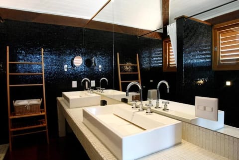 Suíte Master | Bathroom | Separate tub and shower, jetted tub, rainfall showerhead
