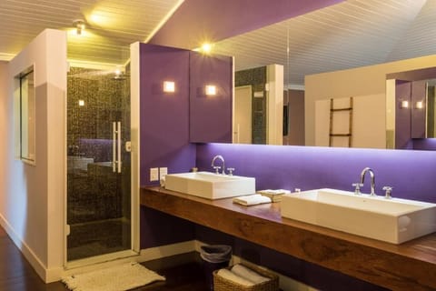 Suíte Insolito with Pool | Bathroom | Separate tub and shower, jetted tub, rainfall showerhead