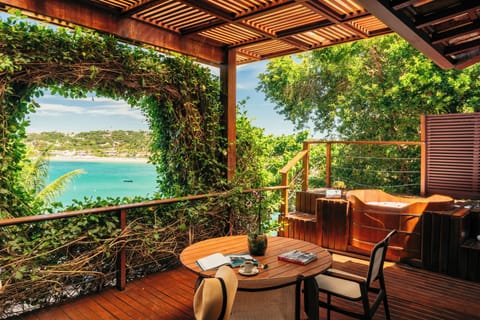 Suíte Master | Minibar, in-room safe, individually decorated, individually furnished