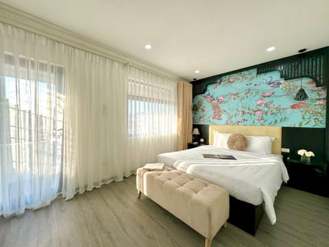 Junior Suite, 1 Queen Bed, Balcony, City View | Minibar, in-room safe, desk, soundproofing