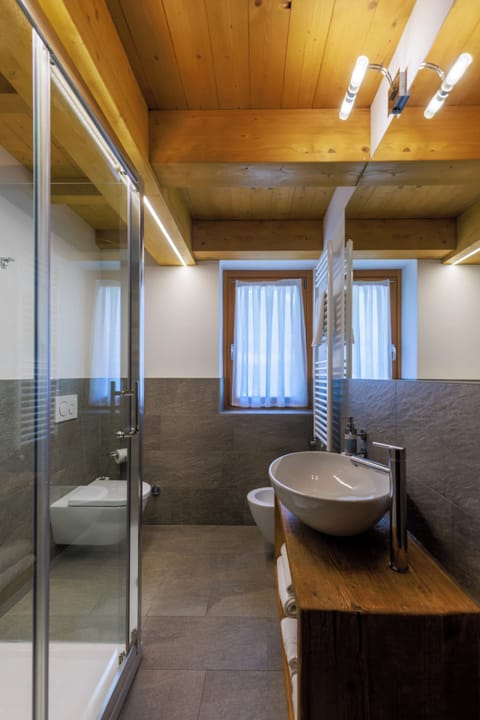 Deluxe Double Room, Mountain View | Bathroom | Shower, free toiletries, hair dryer, bathrobes