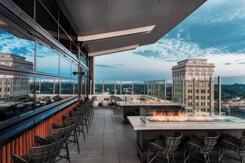 2 bars/lounges, rooftop bar