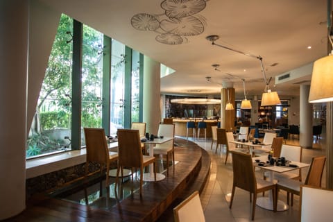 2 restaurants; breakfast, lunch, and dinner served