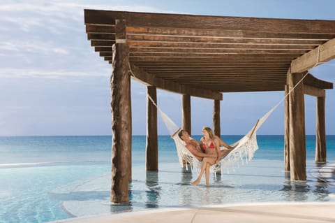 3 outdoor pools, a heated pool, open 7:00 AM to 7:00 PM, pool umbrellas