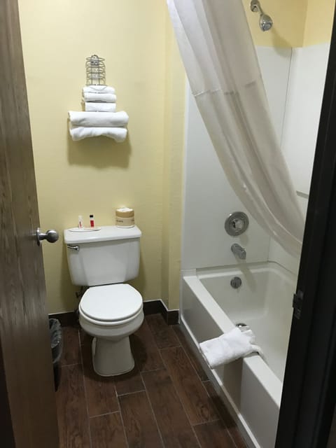 Standard Room, 1 King Bed | Bathroom | Hair dryer, towels