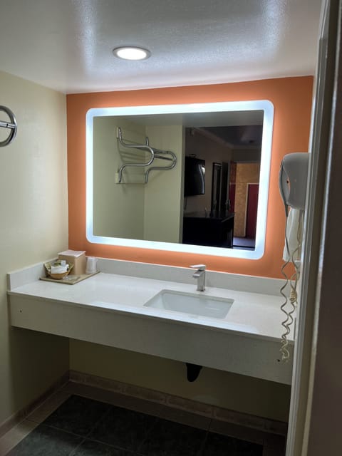 Combined shower/tub, hair dryer, towels