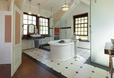 Premier House, 6 Bedrooms, Sea View | Bathroom | Separate tub and shower, deep soaking tub