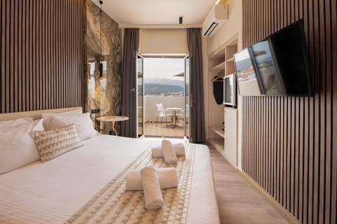 Premium Double Room | In-room safe, desk, soundproofing, iron/ironing board