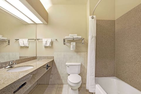 Combined shower/tub, hair dryer, towels