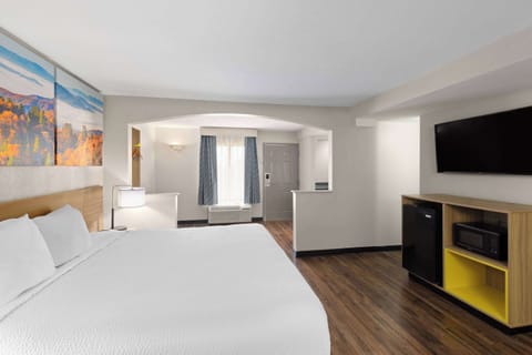 Studio, 1 King Bed, Smoking | Desk, laptop workspace, iron/ironing board, free WiFi