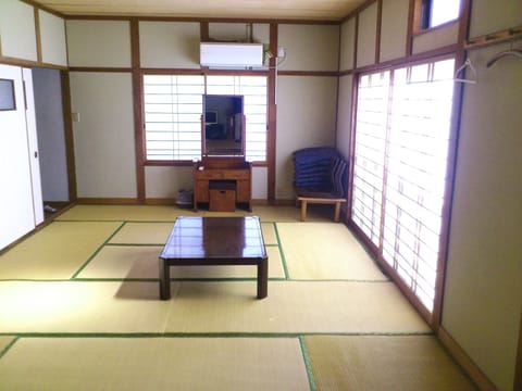 Japanese Style Family Room with Shared Bathroom	 | WiFi (free), bed sheets