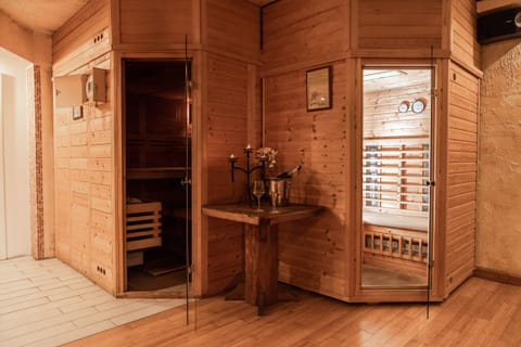 Sauna, steam room
