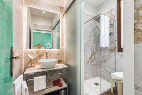 Deluxe Double Room, Canal View | Bathroom | Combined shower/tub, free toiletries, hair dryer, bidet