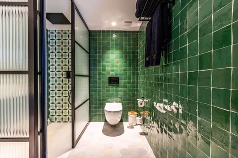 Studio Suite, Non Smoking | Bathroom | Shower, rainfall showerhead, designer toiletries, hair dryer