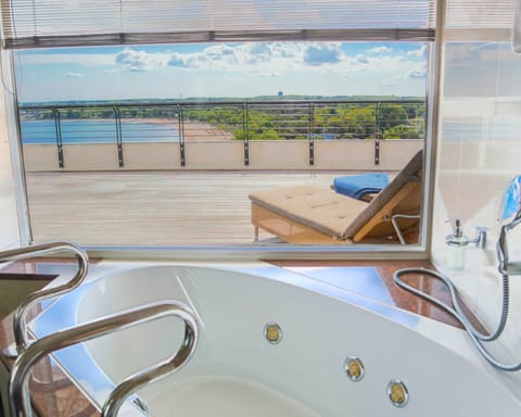 Penthouse Suite mit Meerblick - Niendorf | Bathroom | Free toiletries, hair dryer, bathrobes, slippers