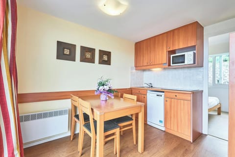 Free cribs/infant beds, bed sheets