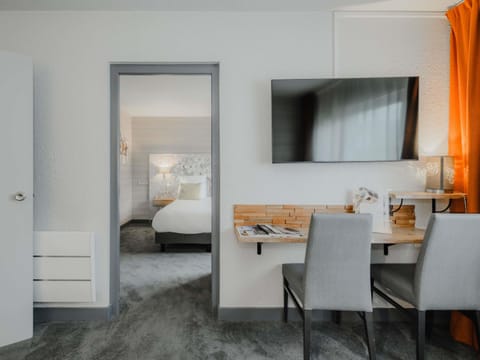 Premium bedding, in-room safe, desk, blackout drapes