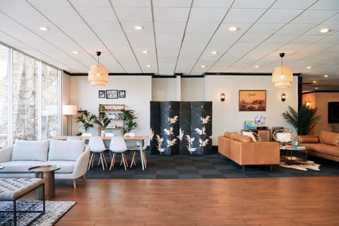 Lobby lounge