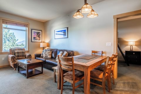 Living Room - Flatscreen TV, Dining Table for 6, Fireplace(Gas)