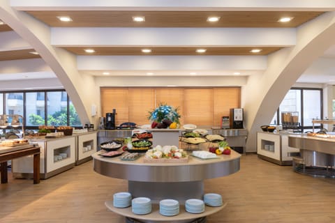 Free daily buffet breakfast