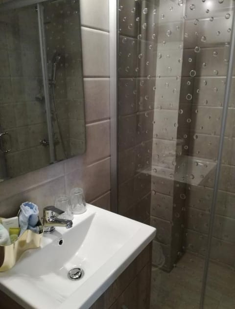 Room, Balcony (King) | Bathroom shower