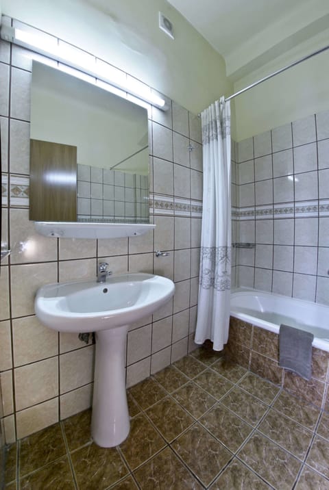 Double or Twin Room | Bathroom | Free toiletries, hair dryer, towels