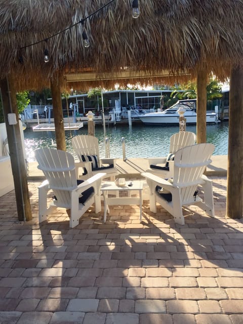  TikiHut backyard, perfect waterfront retreat to watch keys sunsets & cocktails.