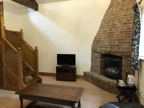 Deluxe Suite, 1 Double Bed, Jetted Tub | Living area | Flat-screen TV