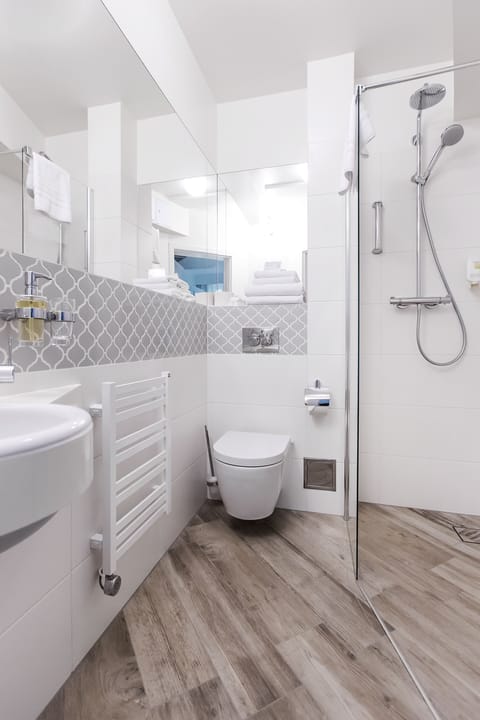 Deluxe Double Room | Bathroom | Hair dryer, towels