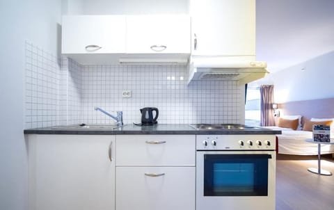 Superior Twin Room, Kitchen | Private kitchen | Fridge, microwave, coffee/tea maker, electric kettle