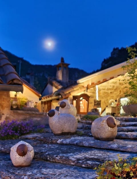 Breakfast, dinner and brunch served