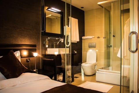 Standard Room, 1 Double Bed, Smoking | Premium bedding, in-room safe, desk, blackout drapes