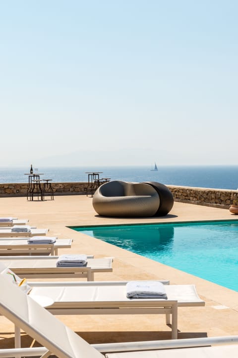 An overflow-design swimming pool acts as an attraction point for the guests 