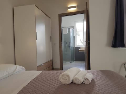 Desk, soundproofing, free WiFi, bed sheets