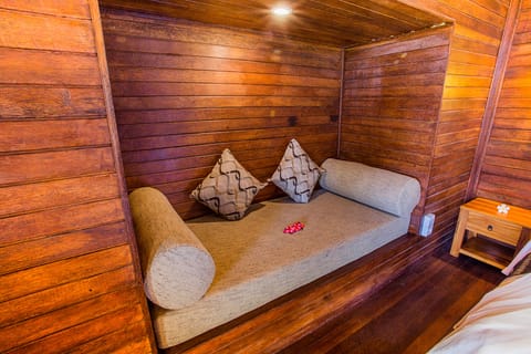 Deluxe Cottage | Minibar, in-room safe, desk, soundproofing